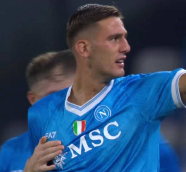 那不勒斯意甲全胜，与AC米兰下轮决战